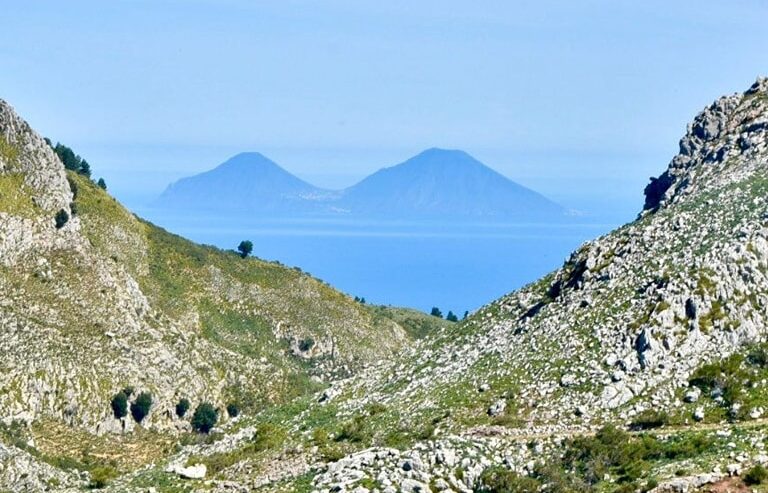 Sulle Ali dei Grifoni: Trekking tra le Rocche del Crasto