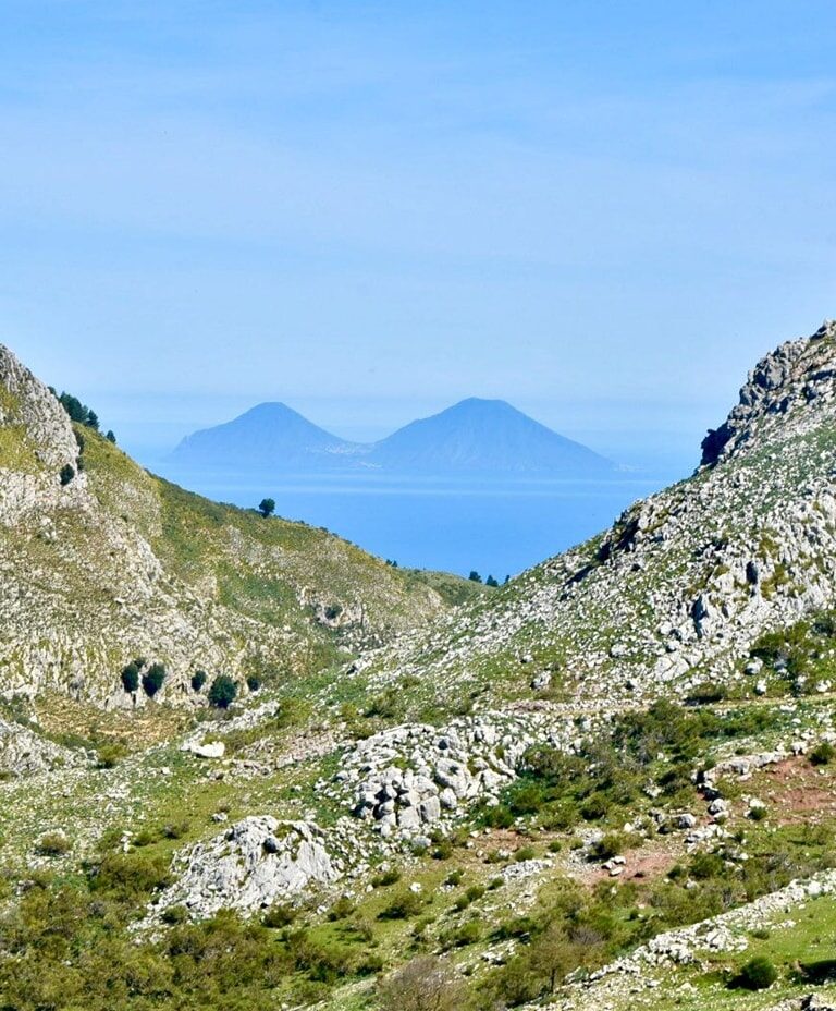 Sulle Ali dei Grifoni: Trekking tra le Rocche del Crasto